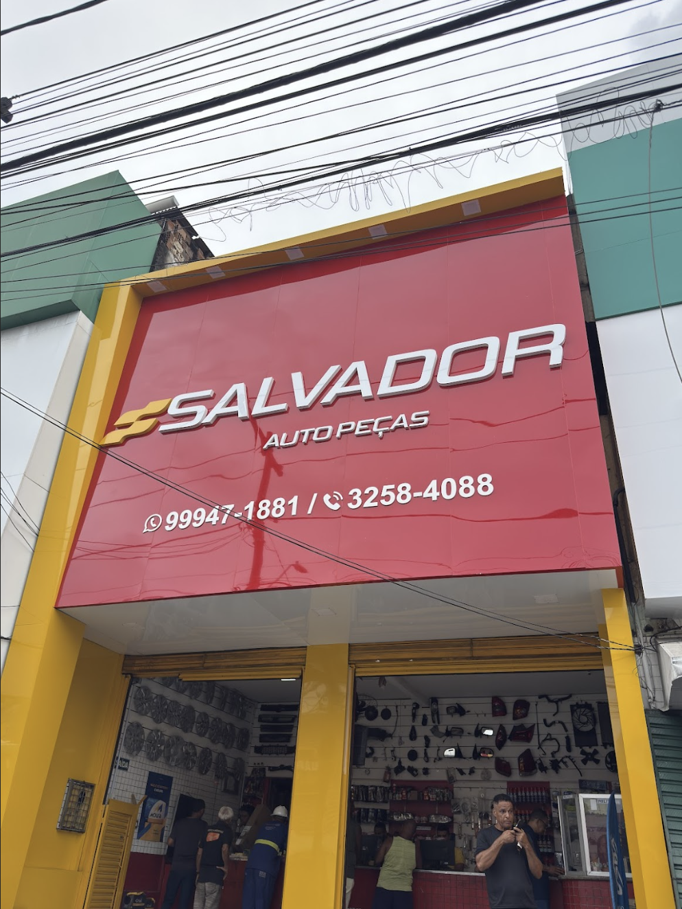 Fachada da Salvador Auto Peças - Loja Baixa de Quintas